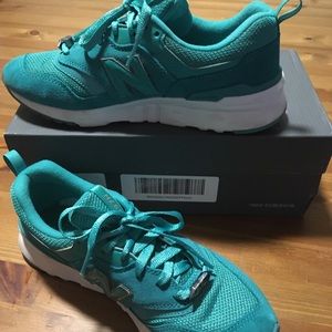 NB Mystic Crystal Green Sneakers